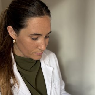 La Dra. Macarena Flos revisando estudios de laboratorio en su consultorio